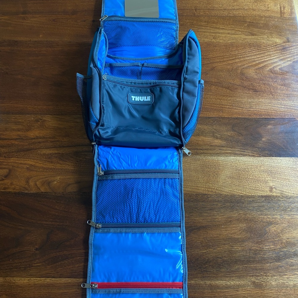 Thule Blue and Gray Hanging Toiletry Kit - Picture 4 of 5